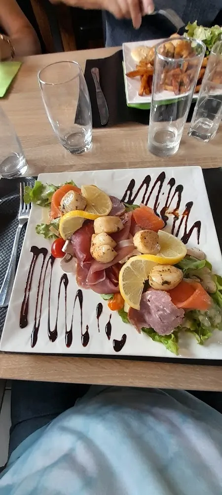 Fuseau Lorrain Saumon Fumé Noix de Saint Jacques Crudités